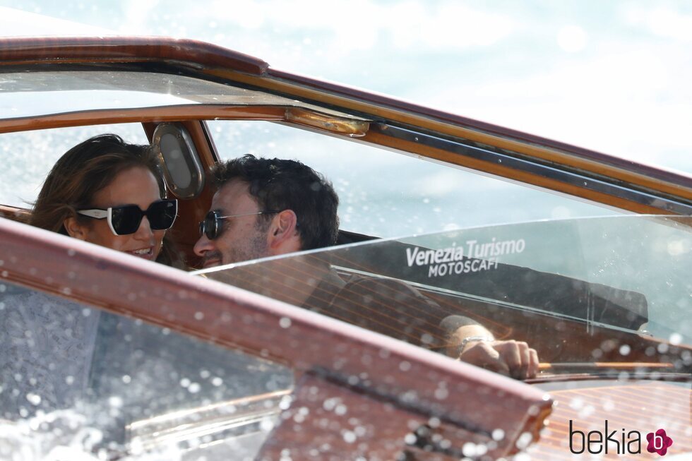Jennifer Lopez y Ben Affleck compartiendo miradas en su llegada a Venecia