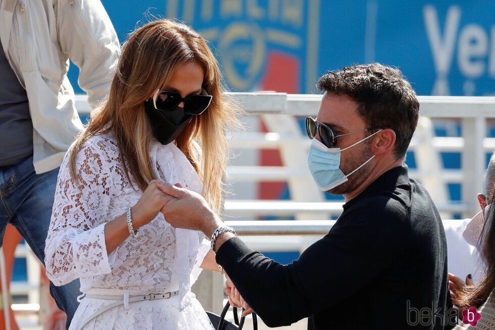 Ben Affleck ayudando a Jennifer Lopez a bajar de una lancha en Venecia