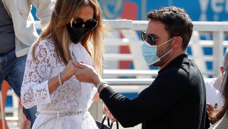 Ben Affleck ayudando a Jennifer Lopez a bajar de una lancha en Venecia