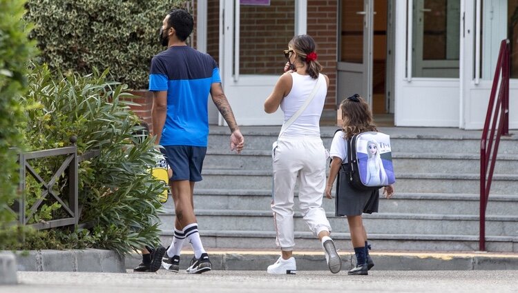 Ezequiel Garay y tamara Gorro entrando al colegio de sus hijos en su primer día de curso