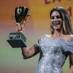 Penélope Cruz con la Copa Volpi en el Festival de Venecia 2021