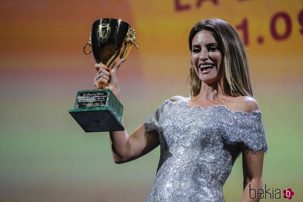 Penélope Cruz con la Copa Volpi en el Festival de Venecia 2021