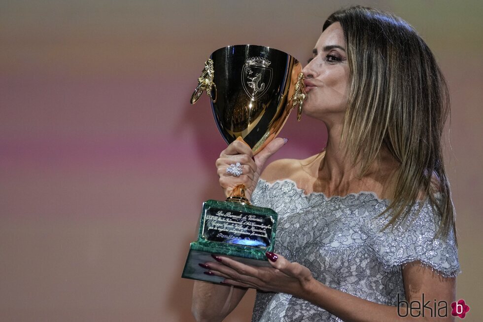 Penélope Cruz besa la Copa Volpi en el Festival de Venecia 2021