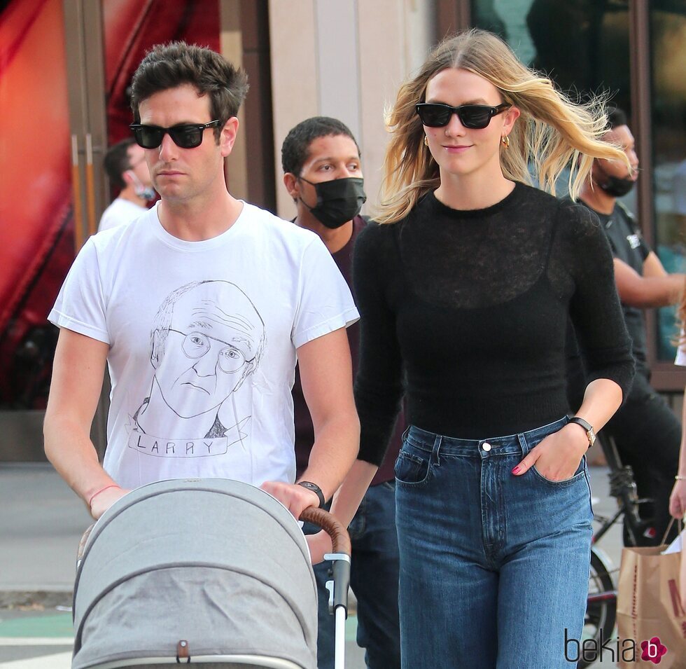 Joshua Kushner y Karlie Kloss paseando a su hijo por Nueva York
