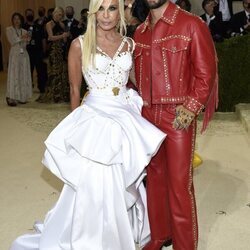 Donatella Versace y Maluma en la MET Gala 2021