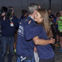 Isabel de Dinamarca abraza a Federico de Dinamarca en la Royal Run