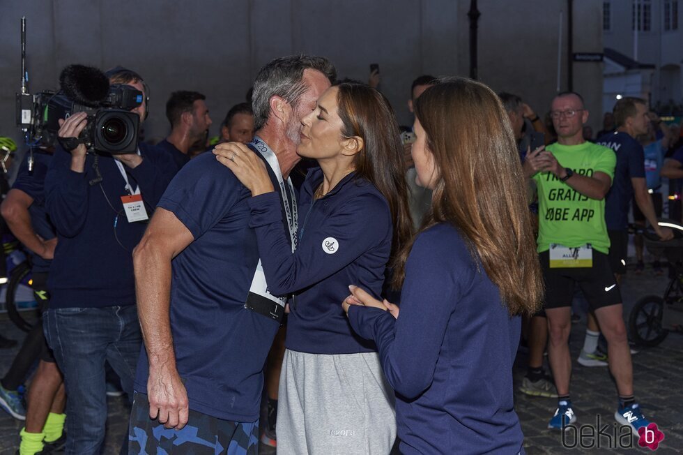 Federico y Mary de Dinamarca se dan un beso en la Royal Run
