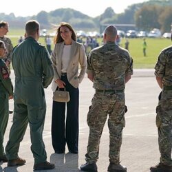 Kate Middleton saluda a militares en la base de Brize Norton