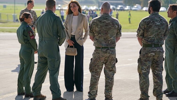 Kate Middleton saluda a militares en la base de Brize Norton