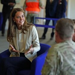 Kate Middleton con militares de la RAF en Brize Norton