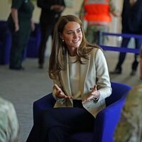 Kate Middleton con militares de la RAF en Brize Norton