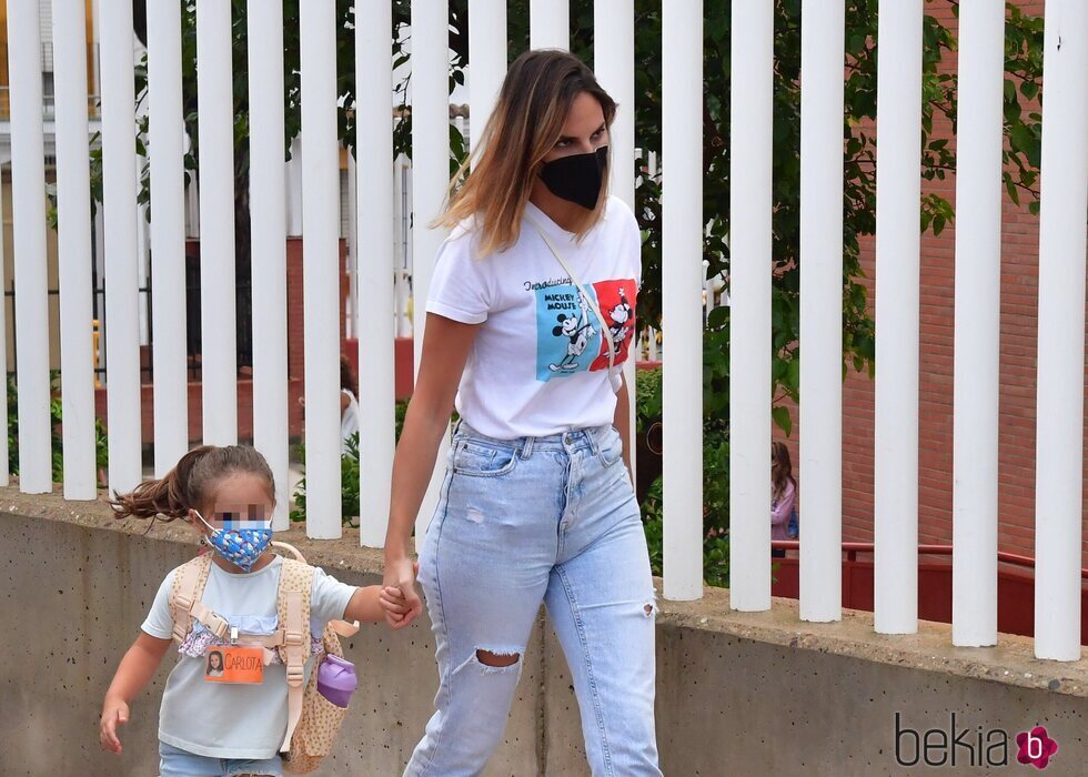 Irene Rosales dando un paseo con su hija Ana