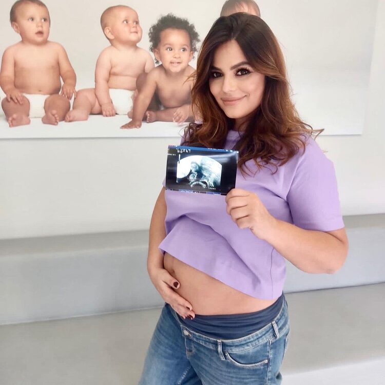 Marisa Jara enseña una ecografía de su bebé