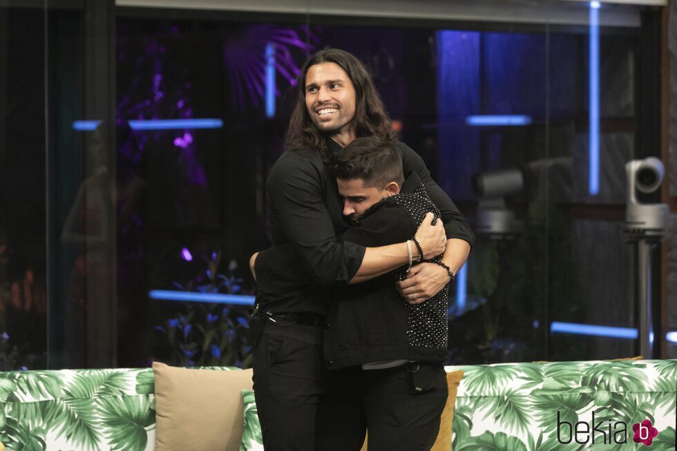 Luca Onestini y Miguel Frigenti abrazándose durante la segunda gala de 'Secret Story'