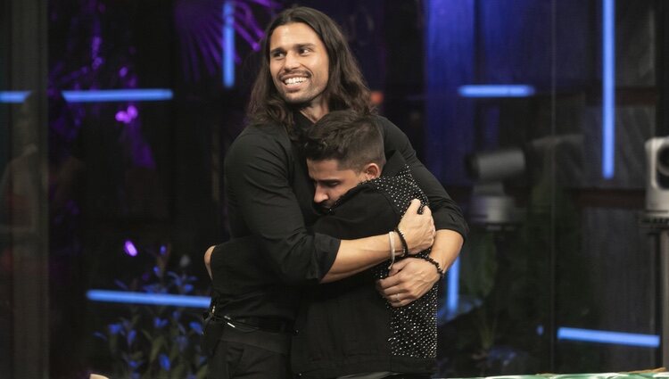 Luca Onestini y Miguel Frigenti abrazándose durante la segunda gala de 'Secret Story'