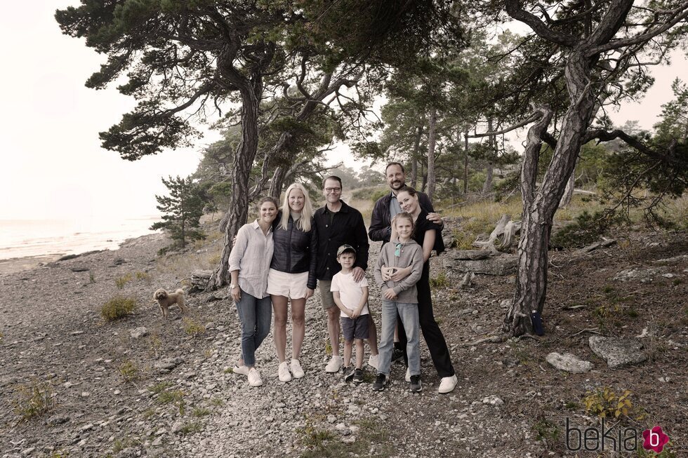 Victoria y Daniel de Suecia y sus hijos Estela y Oscar de Suecia con Haakon y Mette- Marit de Noruega y su hija Ingrid Alexandra de Noruega en Gotland