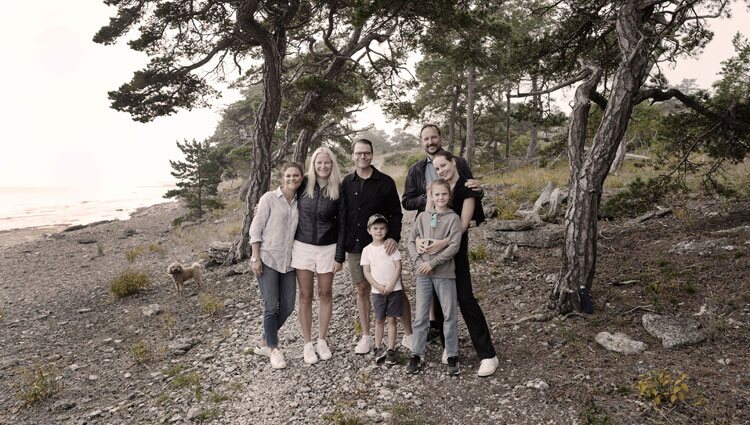 Victoria y Daniel de Suecia y sus hijos Estela y Oscar de Suecia con Haakon y Mette- Marit de Noruega y su hija Ingrid Alexandra de Noruega en Gotland