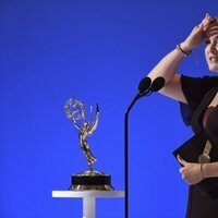 Kate Winslet recogiendo su Emmy 2021