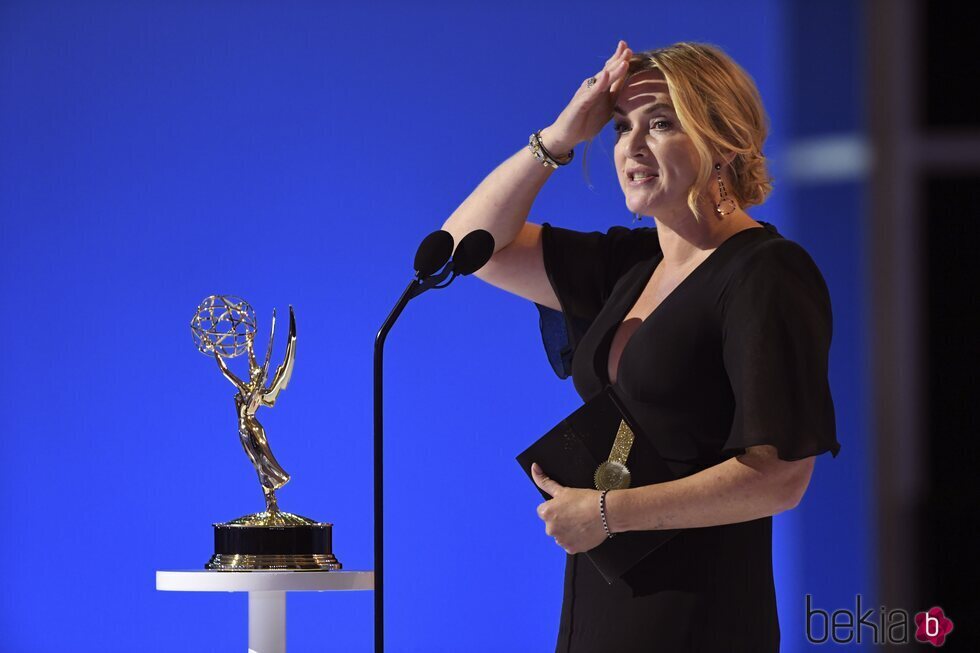 Kate Winslet recogiendo su Emmy 2021