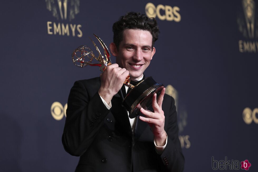 Josh O'Connor posa con su Emmy 2021
