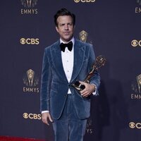 Jason Sudeikis posa con su Emmy 2021