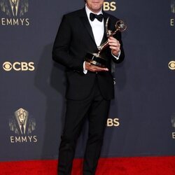 Ewan McGregor posa con su Emmy 2021