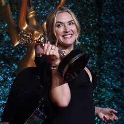 Kate Winslet posa feliz con su Emmy 2021