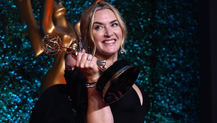 Kate Winslet posa feliz con su Emmy 2021