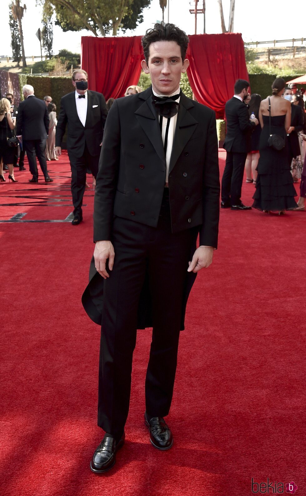 Josh O'Connor en la alfombra roja de los Emmy 2021