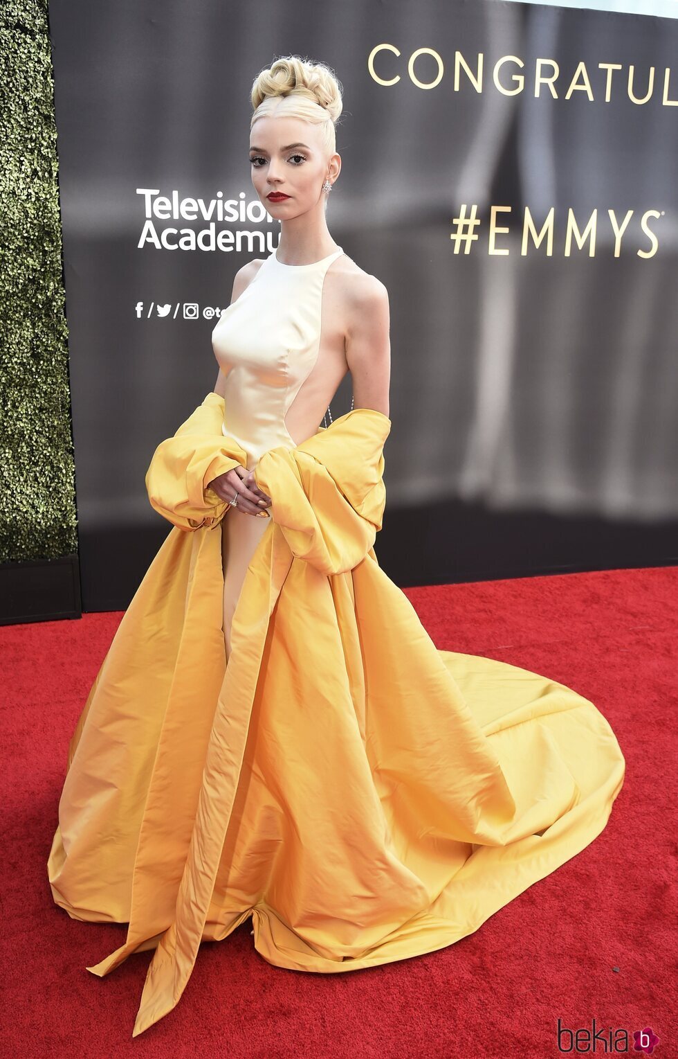 Anya Taylor-Joy en la alfombra roja de los Emmy 2021