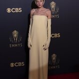 Emma Corrin en la alfombra roja de los Emmy 2021