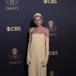 Emma Corrin en la alfombra roja de los Emmy 2021