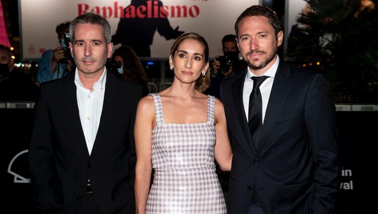 Jacobo, Alejandra y Manuel Martos en la presentación de 'Raphaelismo' en el Festival de San Sebastián 2021