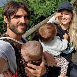 Miriam Giovanelli y su marido Xabier Ortega con sus dos hijos de paseo