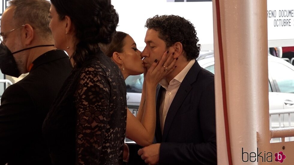 María Valverde y Gustavo Dudamel besándose en el Festival de San Sebastián 2021