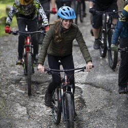 Kate Middleton en bicicleta en su visita al RAF Air Cadets' Windermere Adventure Training Centre de Cumbria