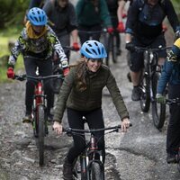 Kate Middleton en bicicleta en su visita al RAF Air Cadets' Windermere Adventure Training Centre de Cumbria