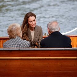 Kate Middleton escucha a un superviviente del Holocausto en un barco en Cumbria