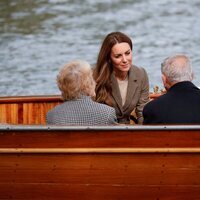 Kate Middleton escucha a un superviviente del Holocausto en un barco en Cumbria