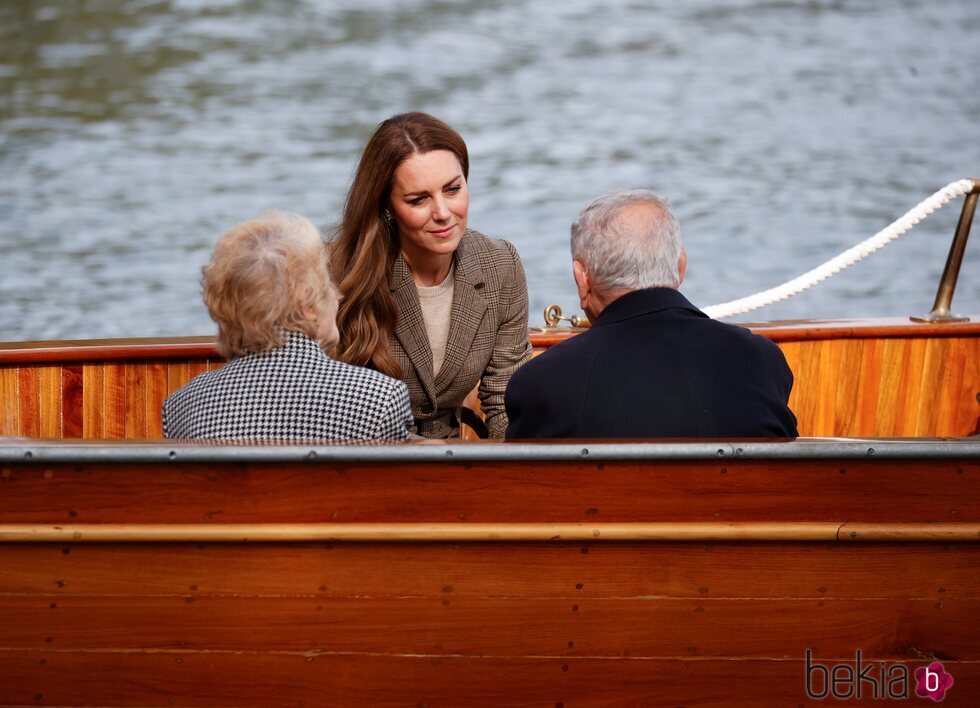 Kate Middleton escucha a un superviviente del Holocausto en un barco en Cumbria