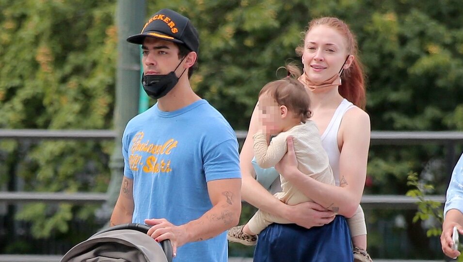 Joe Jonas y Sophie Turner con su hija Willa en brazos de paseo