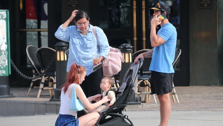 Sophie Turner atiende a su hija en un paseo con Joe Jonas