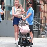 Sophie Turner lleva en brazos a su hija Willa durante un paseo con Joe Jonas