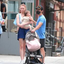 Sophie Turner lleva en brazos a su hija Willa durante un paseo con Joe Jonas