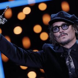 Johnny Depp con su Premio Donostia 2021 en el Festival de Cine de San Sebastián 2021
