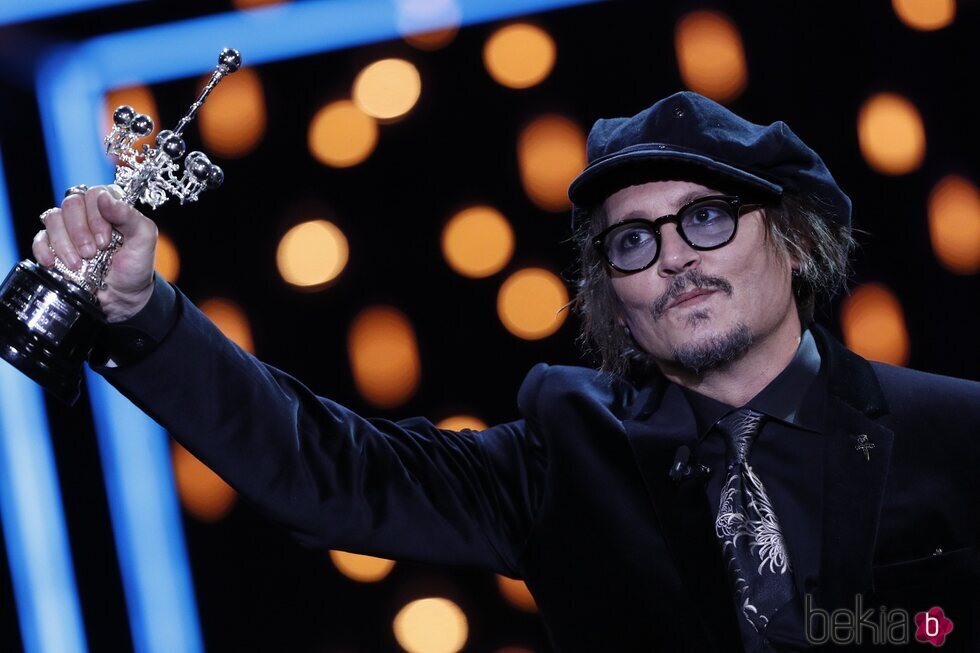 Johnny Depp con su Premio Donostia 2021 en el Festival de Cine de San Sebastián 2021