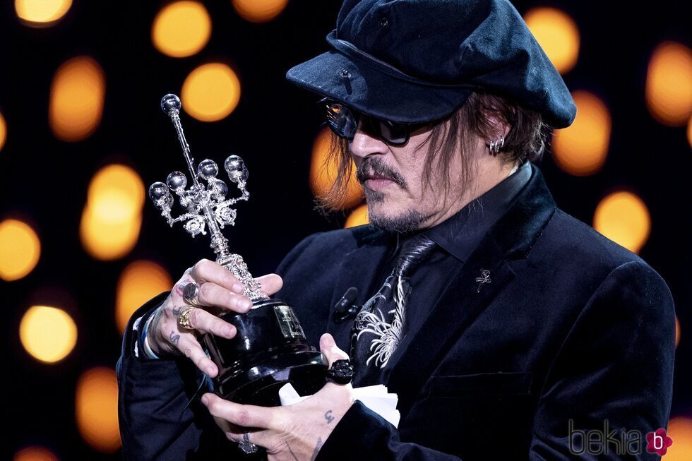 Johnny Depp mirando su Premio Donostia 2021 en el Festival de Cine de San Sebastián 2021