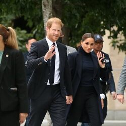 El Príncipe Harry y Meghan Markle saludando en Nueva York