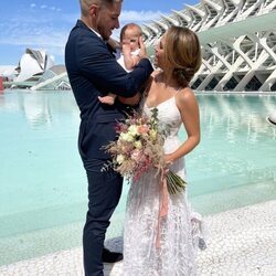 Yoli Claramonte y Jorge Moreno con su hija Jimena el día de su boda