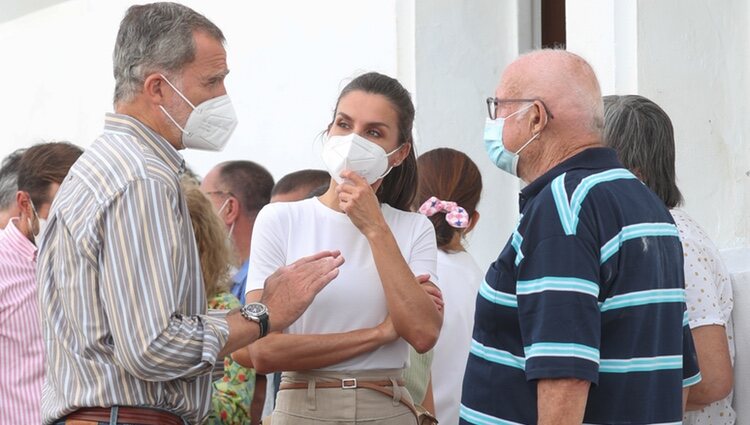 Los Reyes Felipe y Letizia hablando con dos ciudadanos desplazados por la erupción en La Palma
